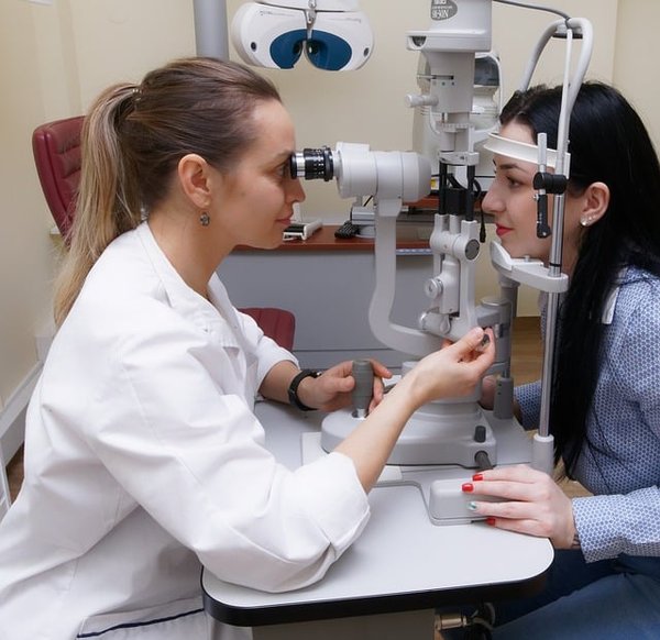 Opticien et ophtalmologue : Comparaison de ces deux professions médicales